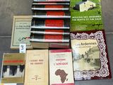 Plusieurs livres sont posés par terre, les uns à côté des autres.