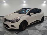 la voiture blanche est garée sur un sol en damier dans le garage