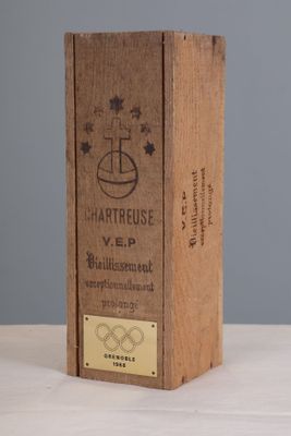 une image représentant une boîte en bois surmontée d'une plaque