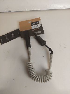 un gros plan d'un câble branché à un téléphone posé sur une table