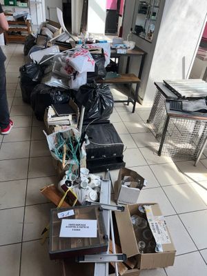 beaucoup de cartons et de sacs par terre dans la pièce