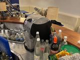 un comptoir sur lequel sont posées tout un tas de bouteilles