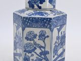 un pot bleu et blanc orné d'un motif floral