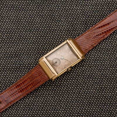 une image d'un gros plan d'une montre-bracelet sur une surface noire