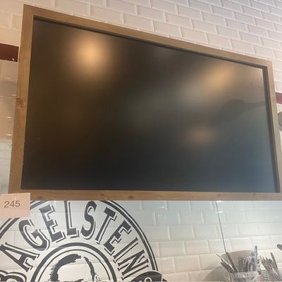 un grand téléviseur accroché au mur de la cuisine