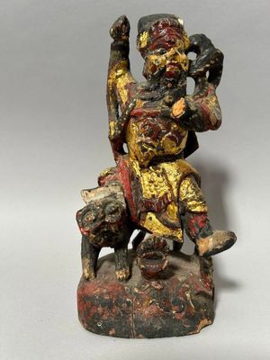 l'image d'une statue d'un homme assis sur un rocher