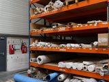 de nombreux rouleaux de papier sur les étagères de l'entrepôt