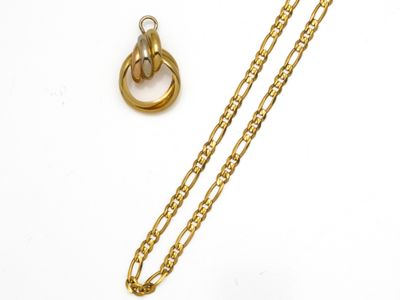 un gros plan d'un collier et d'une bague posés sur une surface blanche