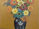peinture représentant un vase de fleurs posé sur une table, sur fond jaune