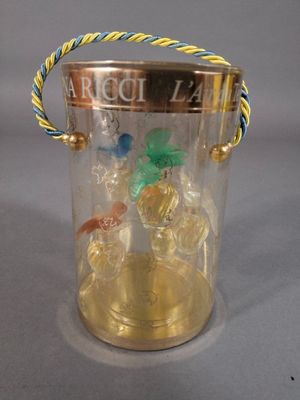 un seau à glace en verre muni d'une poignée et d'une corde autour de celle-ci
