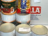 plusieurs boîtes de conserve sont empilées les unes sur les autres