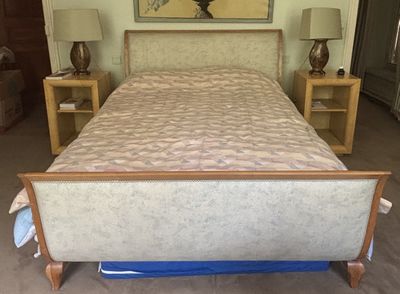 un lit sur lequel est posé un matelas dans une pièce