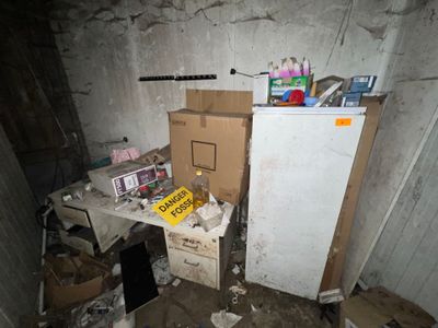 un réfrigérateur et un réfrigérateur-congélateur dans une pièce sale