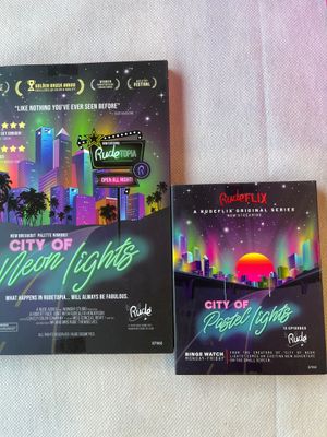 deux DVD posés sur une table