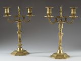 paire de candélabres anciens en laiton avec bougeoirs sur pied