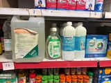 de nombreuses bouteilles de produits d'entretien sur les rayons du magasin
