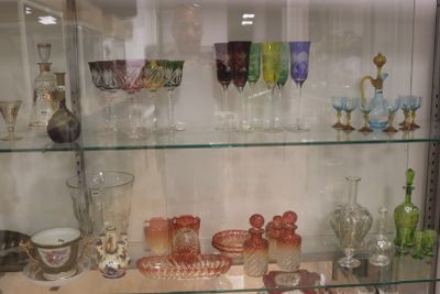 une vitrine contenant de nombreux objets en verre de toutes sortes