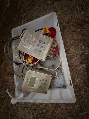 trois appareils électroniques posés sur une boîte blanche