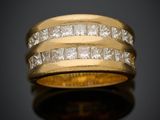 une bague en or jaune sertie de diamants taille princesse