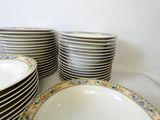 beaucoup d'assiettes empilées sur la table