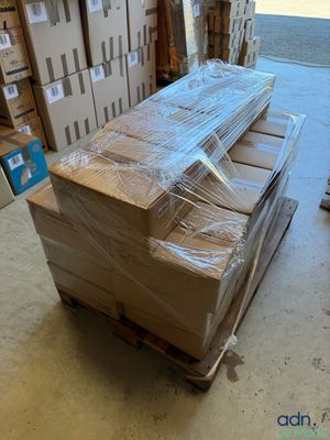 une grande pile de cartons sur une palette dans un entrepôt