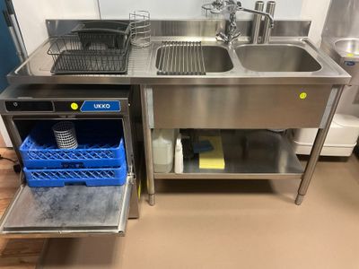une cuisine équipée d'un évier et d'un lave-vaisselle
