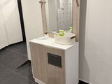 une salle de bain avec un lavabo et un miroir