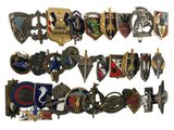 de nombreux types de badges différents sur fond blanc