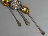 trois cuillères posées sur une table