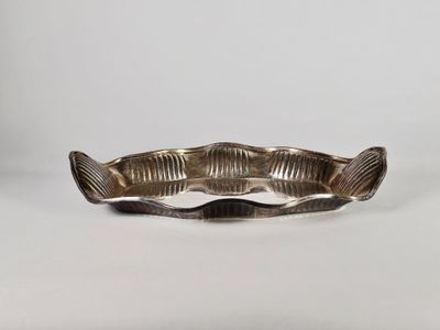 une assiette en argent ornée d'un motif ondulé