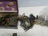 une boîte à bijoux posée sur une table à côté d'un téléphone portable