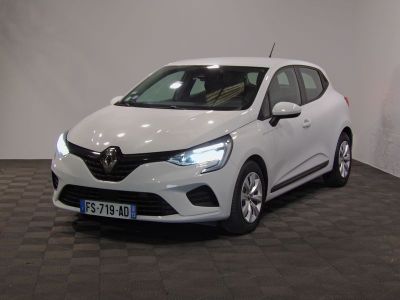 la voiture blanche est garée dans une pièce au sol en damier