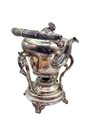 un vase en argent posé sur un socle, contenant une cuillère