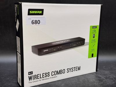 le carton d'un système combiné sans fil est ouvert sur la table