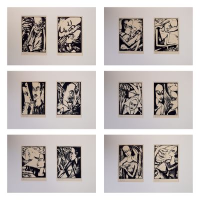 six dessins en noir et blanc accrochés sur un mur blanc dans une pièce