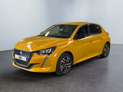 Une voiture jaune est garée dans une pièce blanche au sol noir.