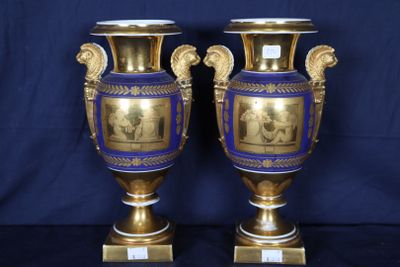 une paire de vases dorés et bleus ornés de représentations d'hommes et de femmes