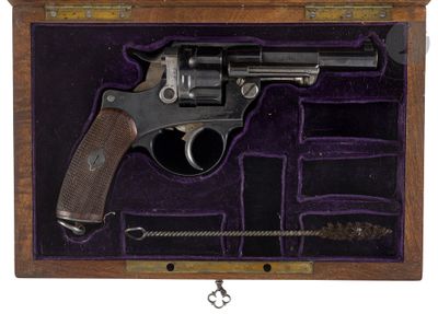 un vieux pistolet dans un coffret en bois doublé de velours violet