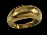 gros plan d'une bague en or sur fond noir