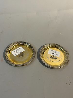 paire de cendriers plaqués argent portant des étiquettes