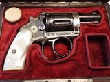 un pistolet qui se trouve dans un étui posé sur une table