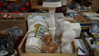 Quatre statuettes décoratives principalement en plâtre, un c…