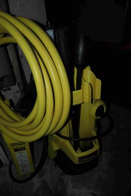 un tuyau jaune posé à côté d'un tuyau noir et jaune