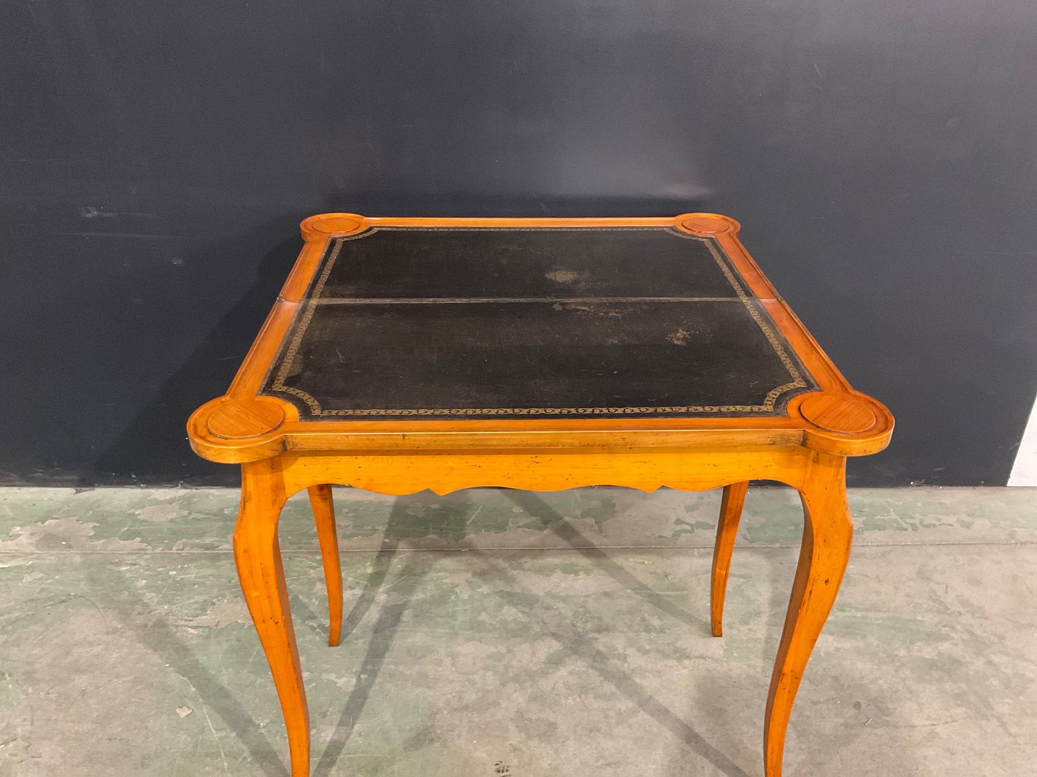 VRIZ, table à jeu style Louis XV à piètement galbé, plateau …