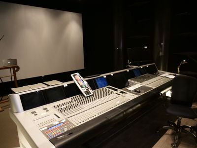 une photo d'une console de mixage dans un studio d'enregistrement