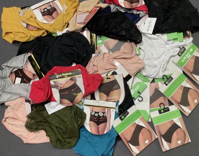 un tas de sous-vêtements de toutes sortes par terre