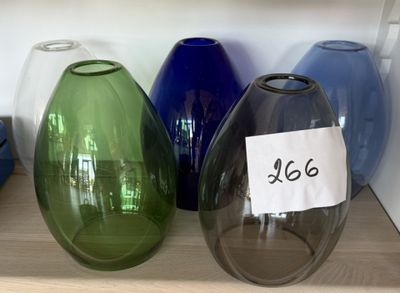trois vases posés sur une étagère, avec une étiquette de prix dessus