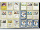 beaucoup de cartes pokemon sur la table