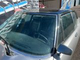 une voiture garée devant un bâtiment