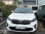 une voiture blanche garée dans un parking